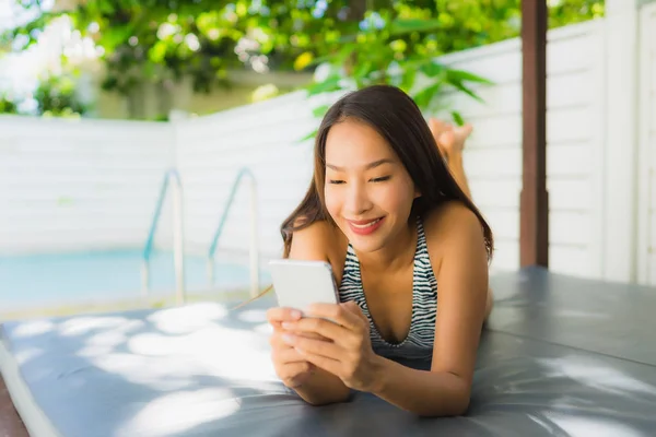 Retrato hermosa joven asiática mujer feliz sonrisa hablar móvil pho —  Fotos de Stock