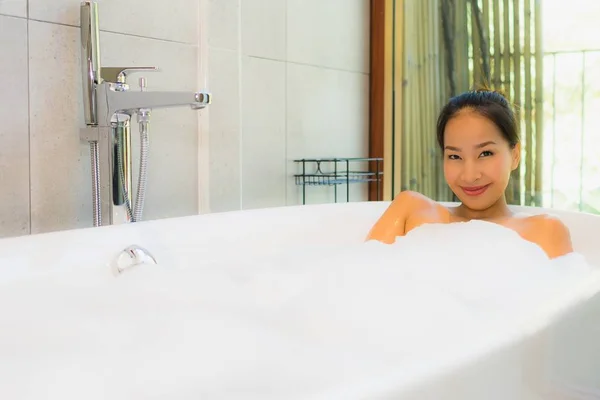 Πορτρέτο νεαρή όμορφη Ασιατική γυναίκα να πάρει ένα μπάνιο στην μπανιέρα — Φωτογραφία Αρχείου