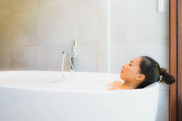 Portre genç güzel Asya kadın almak bir banyo içinde bathtub — Stok fotoğraf