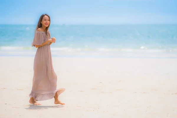 Portrait beautiful young asian woman happy smile relax on the tr — Stock Photo, Image