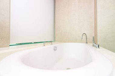 Güzel lüks ve temiz beyaz küvet dekorasyon iç