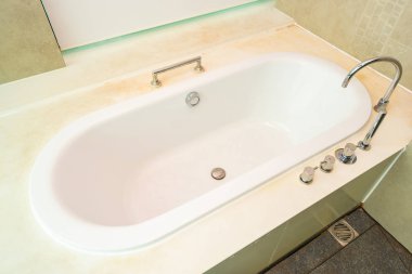 Güzel lüks ve temiz beyaz küvet dekorasyon iç