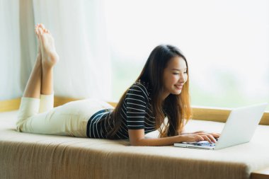 Portre güzel genç Asya kadın kullanarak bilgisayar Notebook veya 