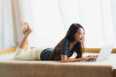 Portre güzel genç Asya kadın kullanarak bilgisayar Notebook veya 