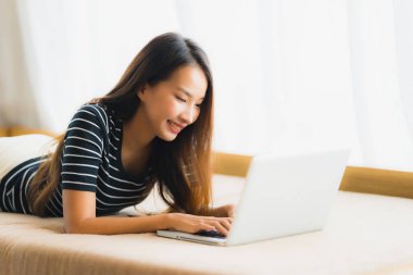 Portre güzel genç Asya kadın kullanarak bilgisayar Notebook veya 