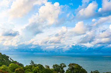 Beyaz bulut ile güzel panoramik manzara veya deniz manzarası okyanus