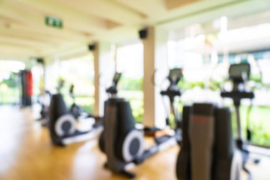 Soyut Blur ve spor salonu iç ro defocused fitness ekipmanları