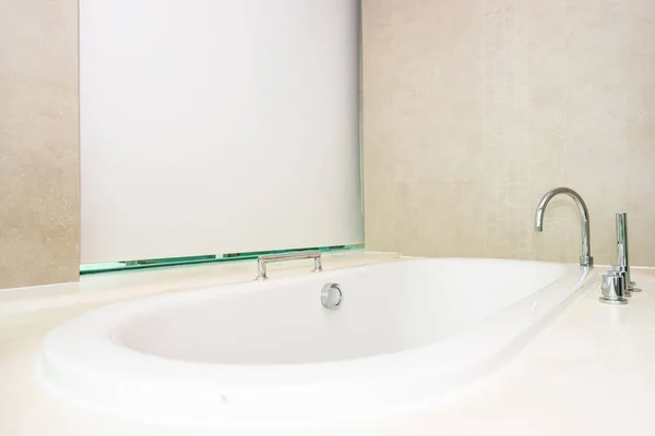 Bellissimo lusso e pulito interno bianco decorazione vasca da bagno — Foto Stock