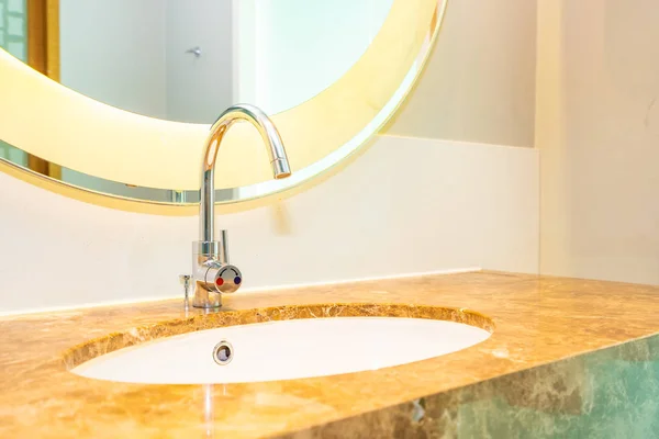 Magnifique robinet d'eau de luxe et décoration d'évier dans la salle de bain — Photo