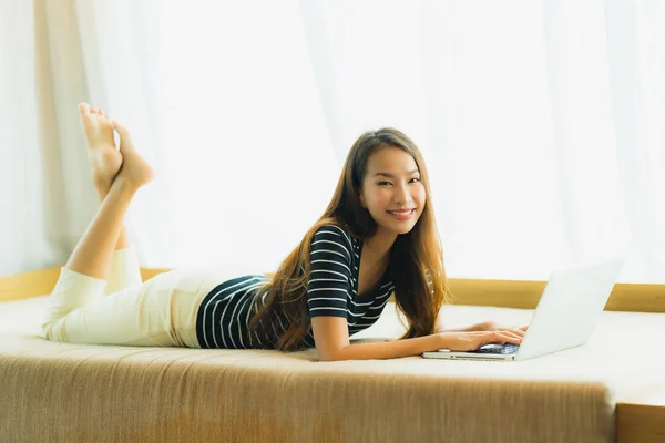 Портрет красива молода азіатська жінка за допомогою комп'ютерного ноутбука або — стокове фото