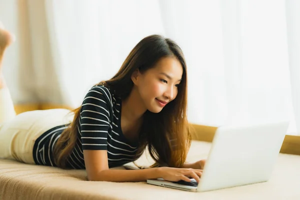 Retrato hermosa joven asiática mujer usando computadora portátil o —  Fotos de Stock