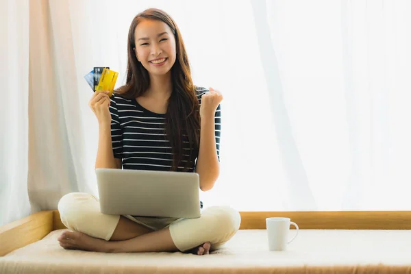 Retrato hermosa joven asiática mujer usando computadora portátil o —  Fotos de Stock