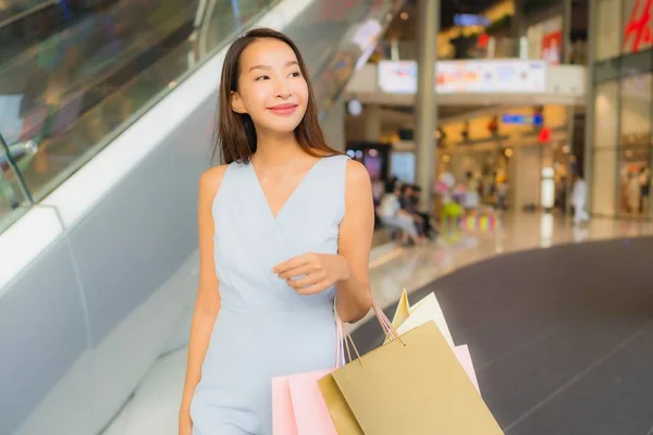 Πορτρέτο όμορφη νεαρή Ασιατική γυναίκα χαρούμενος και χαμόγελο με το ψώνια — Φωτογραφία Αρχείου