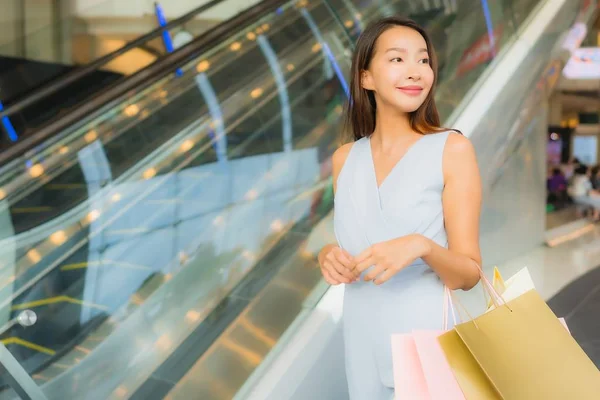 Retrato hermosa joven asiática mujer feliz y sonrisa con shoppi — Foto de Stock
