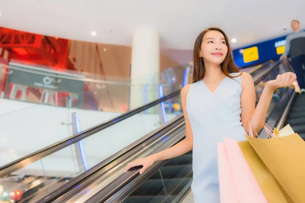 Portrét krásná mladá asijská žena šťastná a usmívá se v obchodě — Stock fotografie