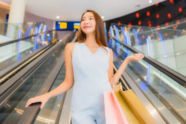 Retrato hermosa joven asiática mujer feliz y sonrisa con shoppi — Foto de Stock