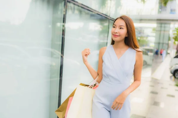 Retrato hermosa joven asiática mujer feliz y sonrisa con shoppi — Foto de Stock