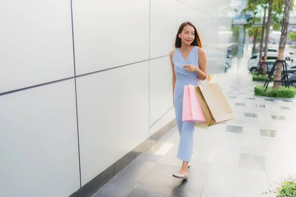 Portrét krásná mladá asijská žena šťastná a usmívá se v obchodě — Stock fotografie