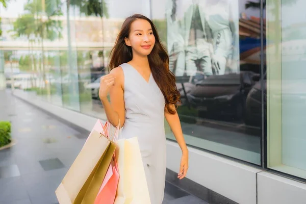 Retrato hermosa joven asiática mujer feliz y sonrisa con shoppi — Foto de Stock