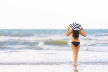 Portre güzel genç Asyalı kadın plaj se üzerinde bikini giymek