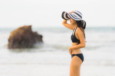 Portre güzel genç Asyalı kadın plaj se üzerinde bikini giymek
