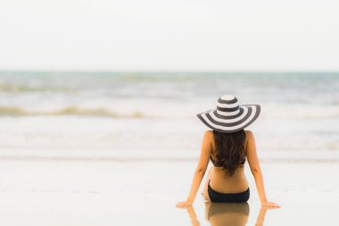 Portre güzel genç Asyalı kadın plaj se üzerinde bikini giymek