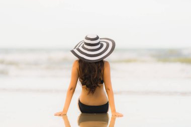 Portre güzel genç Asyalı kadın plaj se üzerinde bikini giymek