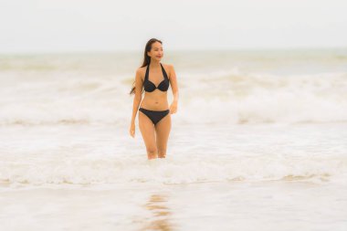 Portre güzel genç Asyalı kadın plaj se üzerinde bikini giymek