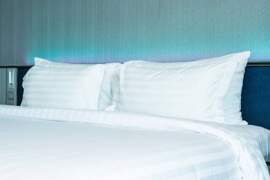 B yatak dekorasyonu üzerinde güzel lüks rahat beyaz yastık