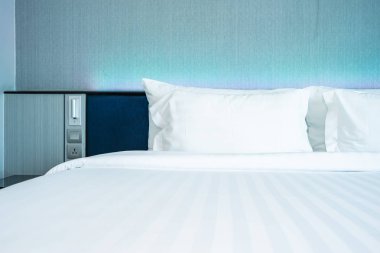 B yatak dekorasyonu üzerinde güzel lüks rahat beyaz yastık