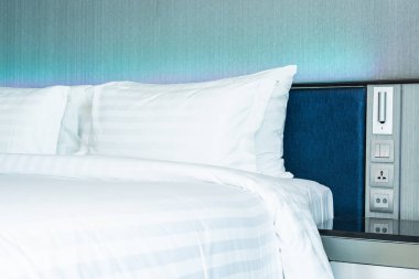 B yatak dekorasyonu üzerinde güzel lüks rahat beyaz yastık