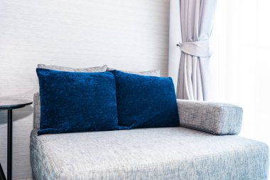 Oturma odasında dekorasyonda kanepe üzerinde rahat yastık