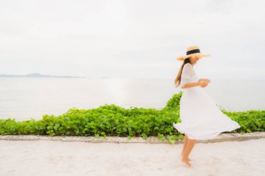 Portre güzel Asyalı kadın gülümsemek mutlu boş şapka giymek