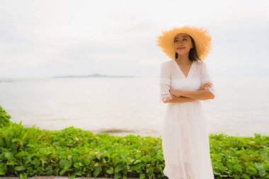 Portre güzel Asyalı kadın gülümsemek mutlu boş şapka giymek