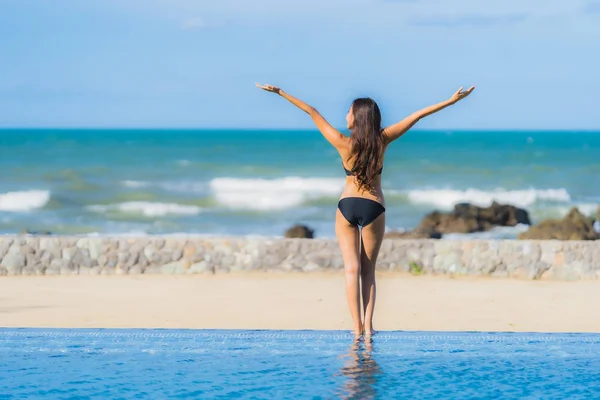 Portret mooie jonge Aziatische vrouw dragen bikini rondzwemmen — Stockfoto