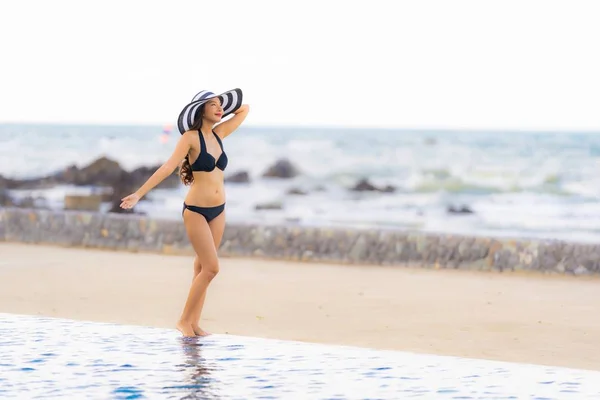 Porträt schöne junge asiatische Frau trägt Bikini rund ums Schwimmen — Stockfoto