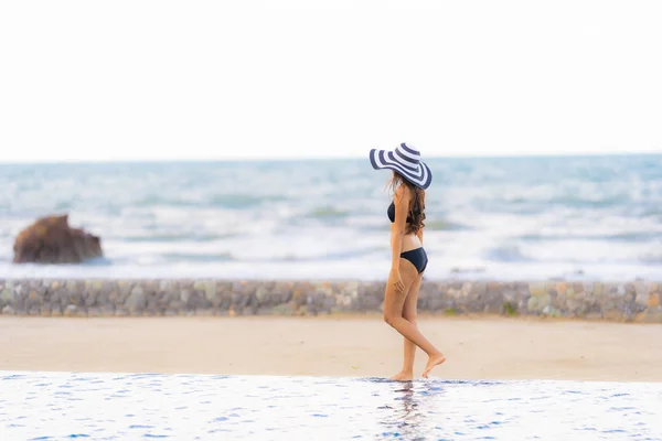 Porträt schöne junge asiatische Frau trägt Bikini rund ums Schwimmen — Stockfoto