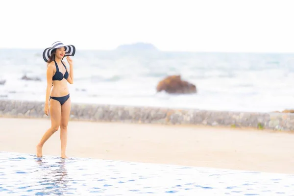 Porträtt vacker ung asiatisk kvinna bär bikini runt simning — Stockfoto