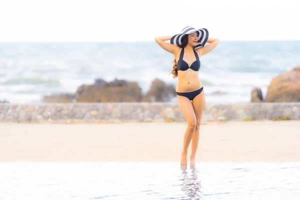 Portrait beautiful young asian woman wear bikini around swimming — Stock Photo, Image