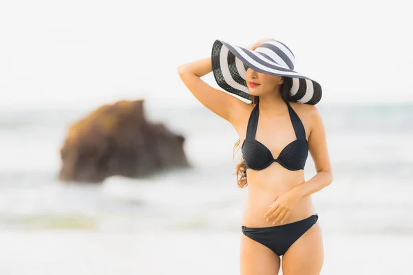 Portret mooie jonge Aziatische vrouw dragen bikini op het strand se — Stockfoto