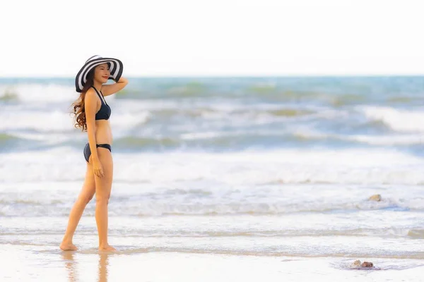 Retrato bonito jovem asiático mulher desgaste biquíni na praia se — Fotografia de Stock