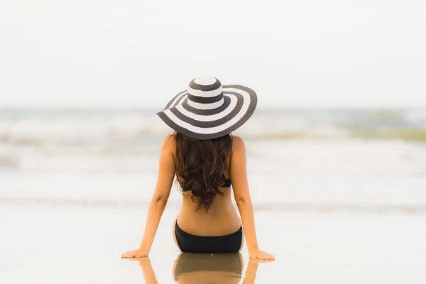 Portret mooie jonge Aziatische vrouw dragen bikini op het strand se — Stockfoto