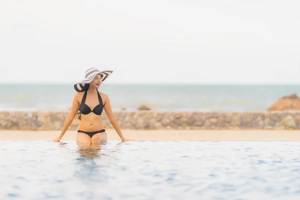 Portrett vakker ung asiatisk kvinne iført bikini rundt svømming – stockfoto