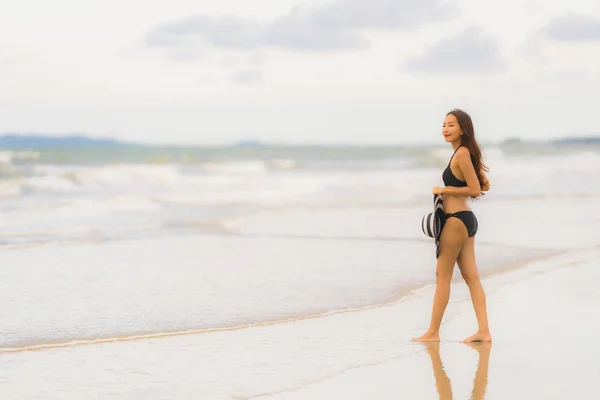 Retrato bonito jovem asiático mulher desgaste biquíni na praia se — Fotografia de Stock