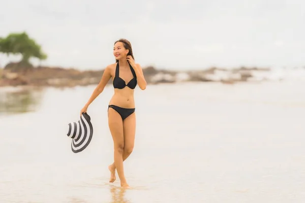 Porträtt vacker ung asiatisk kvinna bära Bikini på stranden se — Stockfoto