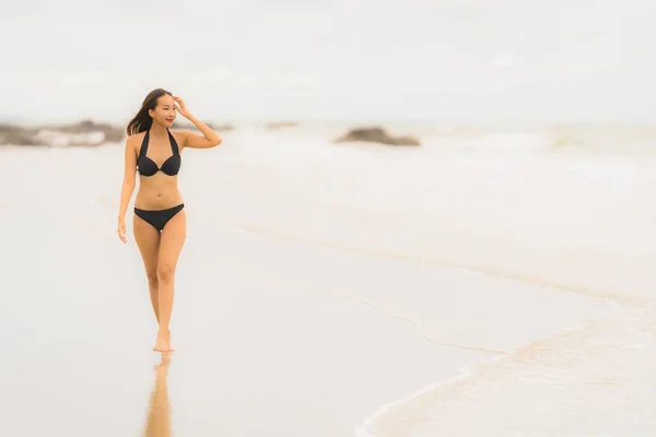 Retrato hermosa joven mujer asiática usar bikini en la playa se —  Fotos de Stock