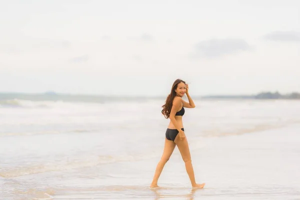 Retrato hermosa joven mujer asiática usar bikini en la playa se — Foto de Stock