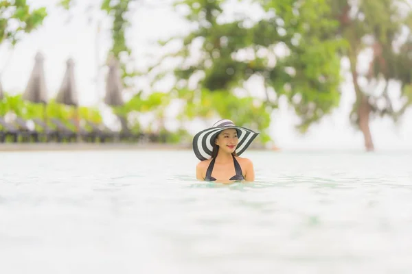 Retrato bonito jovem asiático mulher desgaste biquíni em torno de natação — Fotografia de Stock