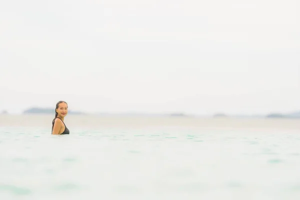 초상화 아름다운 젊은 아시아 여자 착용 비키니 주위에 수영 — 스톡 사진