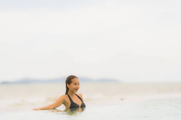 Retrato bonito jovem asiático mulher desgaste biquíni em torno de natação — Fotografia de Stock